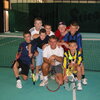 Gruppenbild Kinder und Lehrer am Tennisplatz