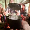Kochen über offenem Feuer im ROOTS Naturcamp Österreich